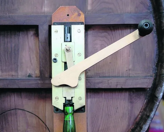 Descorchador Sidra Inoxidable Pared Madera — foto 3