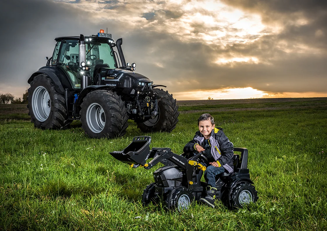 Tractor con Bullldozer Negro Agrotron 7250 Ttv Warrior — foto 2