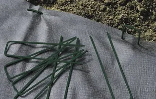 Grapa Metalica cesped artifical Fixsol 17x3,5cm Verde 10 unidades