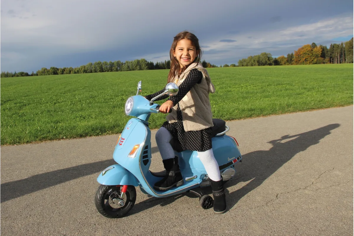 Moto Vespa infantil Jamara Gts 125 Azul 12v — foto 3