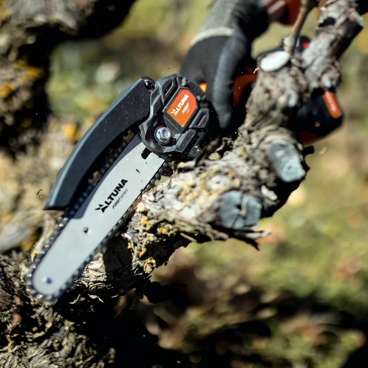 Motosierra de poda Altuna AF150 21 V 150 mm + 2 baterías 2 Ah, 2 cadenas, cargador y maletín — foto 6