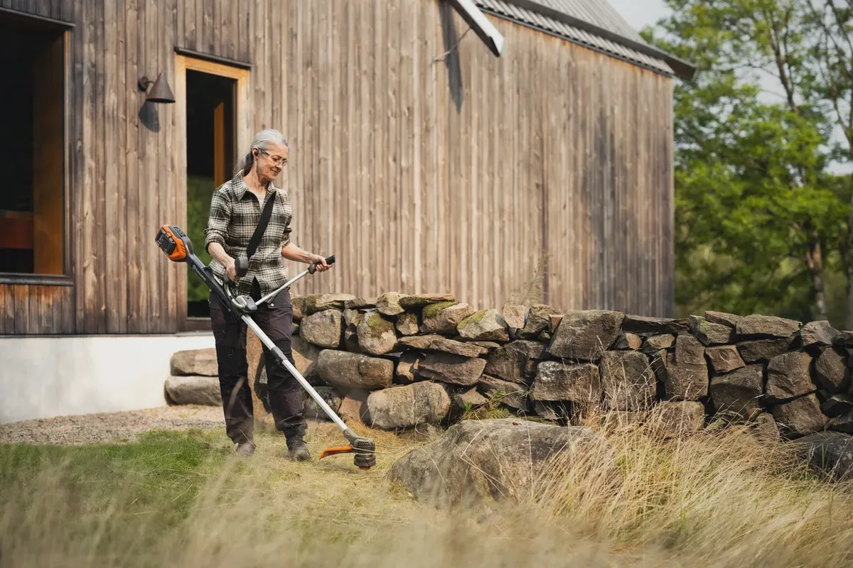 Kit desbrozadora Husqvarna 220iR + batería 40-B140 4 Ah y cargador 40-C80 — foto 6
