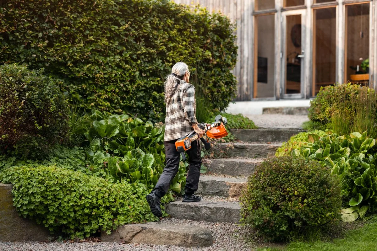 Kit desbrozadora Husqvarna 220iR + 2 baterías 40-B140 4 Ah y cargador 40-C80 — foto 8