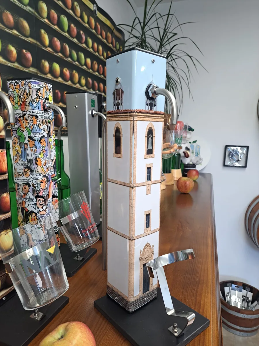 Escanciador Columna Torre del Reloj de Luanco — foto 4