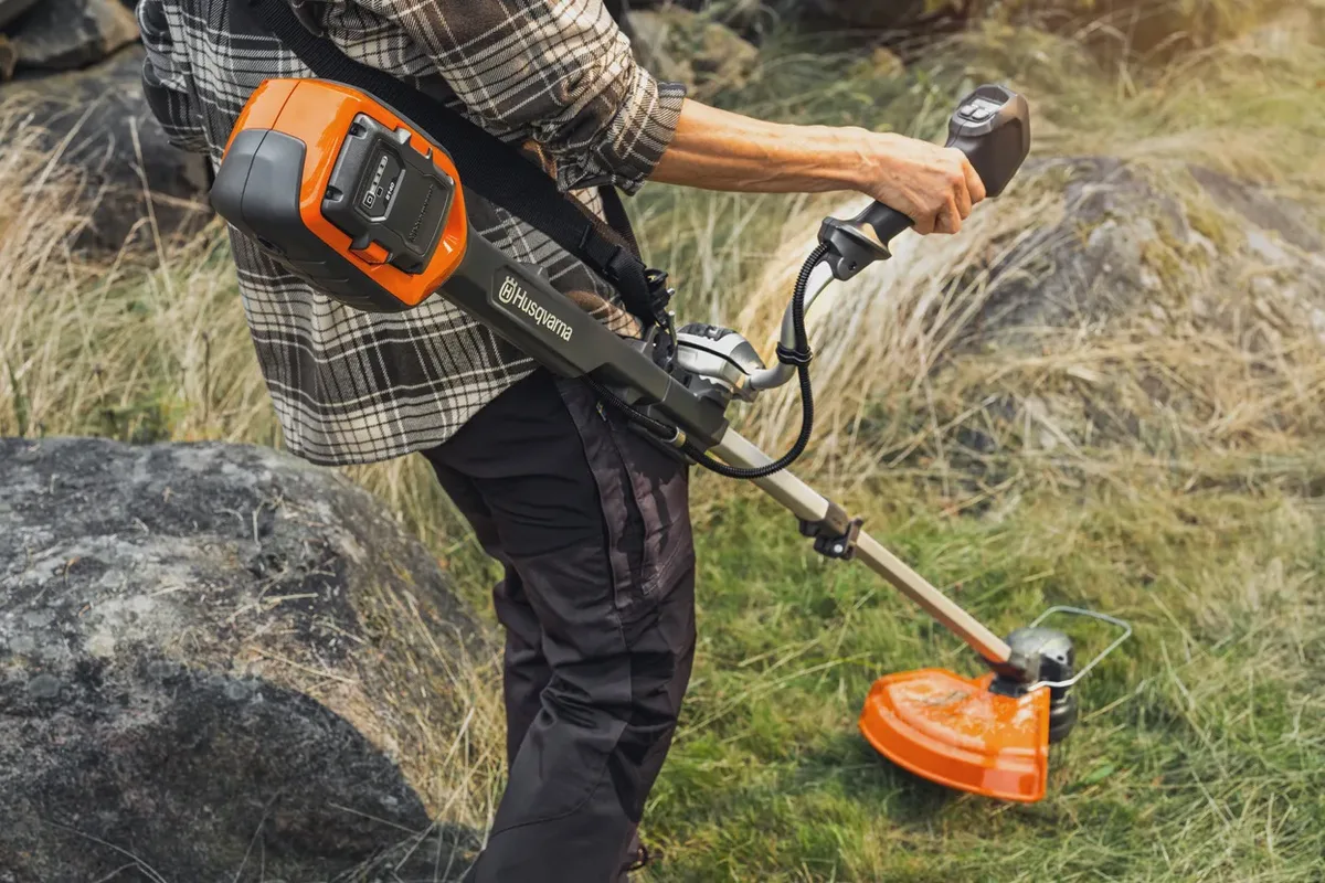 Pack jardín Husqvarna: desbrozadora 220iR, motosierra 242i, soplador 122iB y cortasetos 215iHD45 + 2 baterías 4 Ah y cargador — foto 3