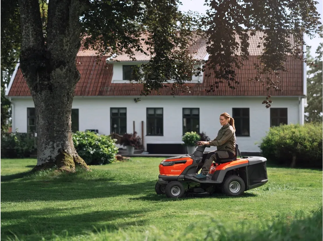 Tractor cortacésped a batería Husqvarna TC 100i · 95 cm con recogedor — foto 4
