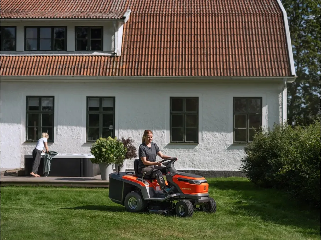 Tractor cortacésped a batería Husqvarna TC 100i · 95 cm con recogedor — foto 5